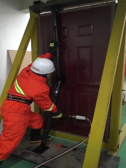 一款可以同時(shí)打開內(nèi)開門和外開門的破門神器！