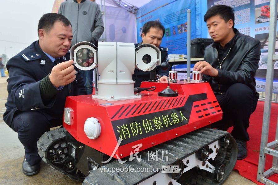 北京凌天攜消防滅火機(jī)器人、偵查機(jī)器人助力人全國(guó)?；窇?yīng)急救援