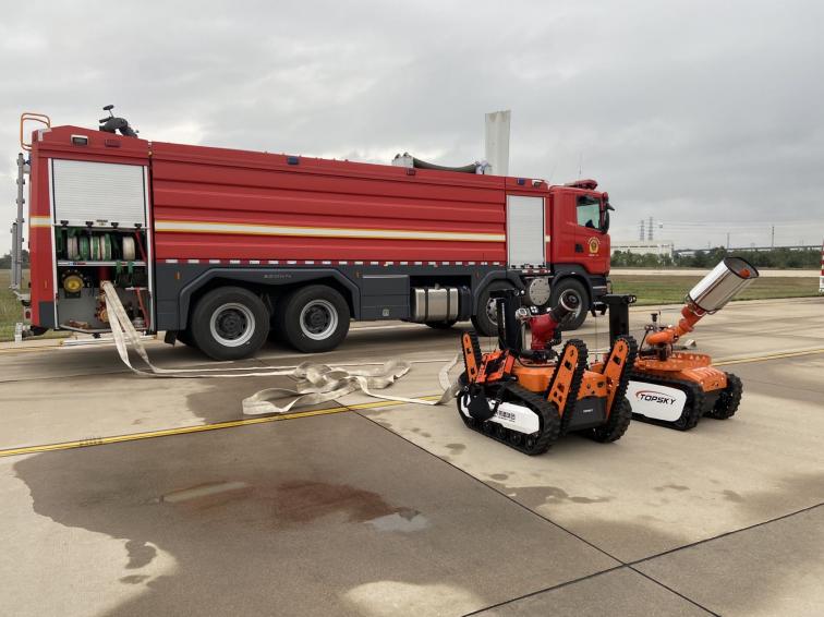 1694398604870156.jpg 5.RXR-MC80BGD 防爆消防滅火偵察機(jī)器人2021.9延慶東奧空天地立體聯(lián)動保障演練1(1).jpg