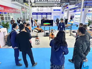 【消防機(jī)器狗系列亮相石油展】北京凌天滅火四足機(jī)器狗、偵察四足機(jī)器狗、運(yùn)輸四足機(jī)器狗、消防系留滅火無人機(jī)等重點(diǎn)裝備亮相展會(huì)！