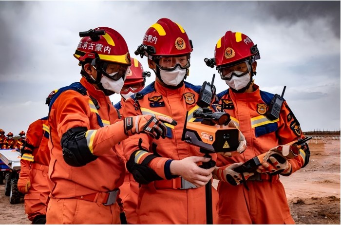 1757043504631110.jpg 內蒙古消防開展“北疆藍光·2025”全區(qū)消防救援隊伍地震災害救援實戰(zhàn)拉動演練.jpg