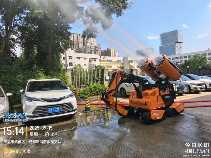 天龍?zhí)雇綴6G全地形破拆滅火排煙機器人.jpg